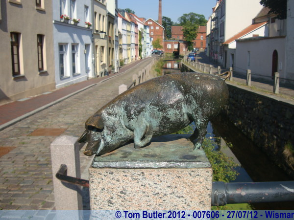 Photo ID: 007606, A happy pig on the pig bridge, Wismar, Germany