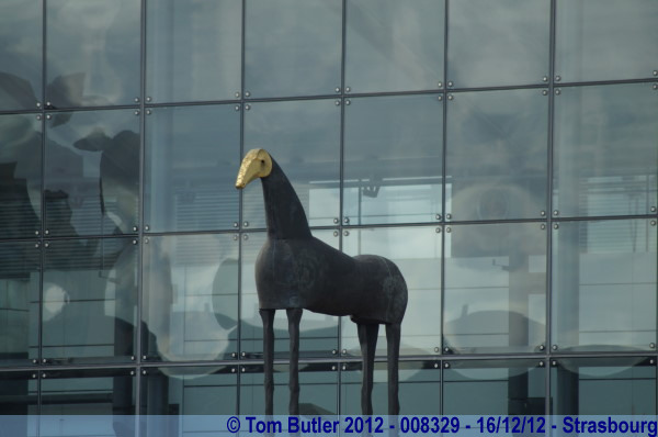 Photo ID: 008329, A horse on top of the Muse d'Art Moderne et Contemporain, Strasbourg, France