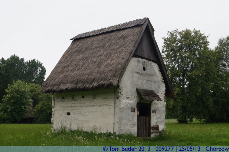 Photo ID: 009277, Small farmers hut, Chorzw, Poland