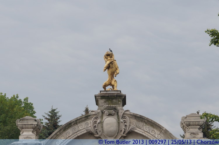 Photo ID: 009297, Lion atop the gates, Chorzw, Poland