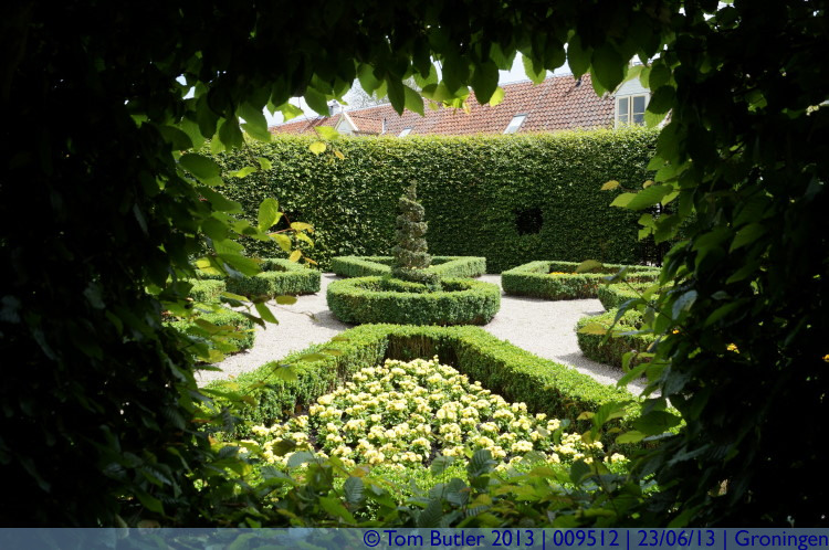 Photo ID: 009512, Through the hedge window, Groningen, Netherlands