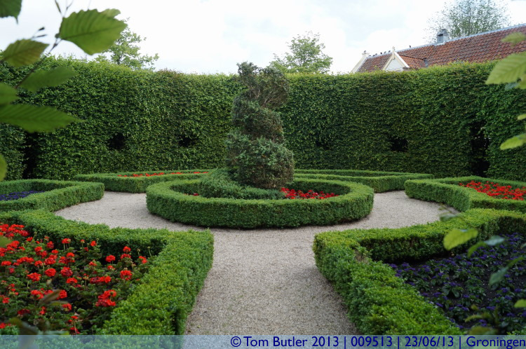 Photo ID: 009513, Enclosed in hedge, Groningen, Netherlands
