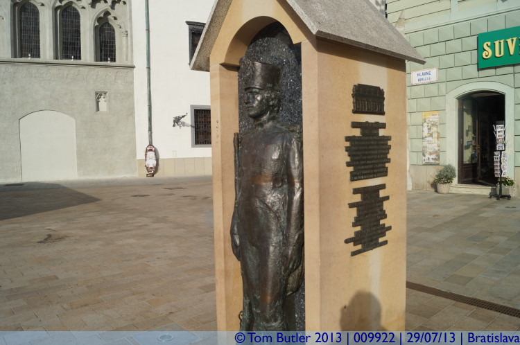 Photo ID: 009922, Guard in the main square, Bratislava, Slovakia