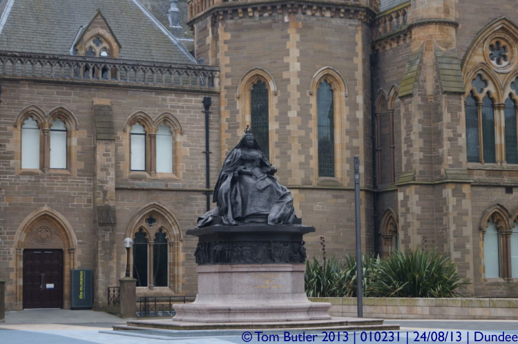 Photo ID: 010231, A slightly plump statue of Victoria, Dundee, Scotland