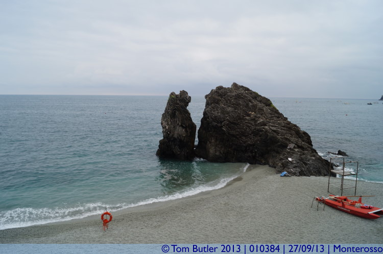 Photo ID: 010384, Rocks on the beach, Monterosso, Italy