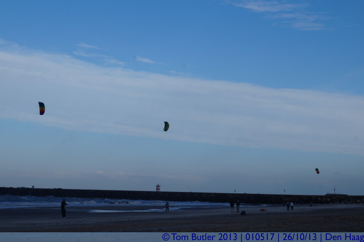 Photo ID: 010517, Kites in the wind, Den Haag, Netherlands