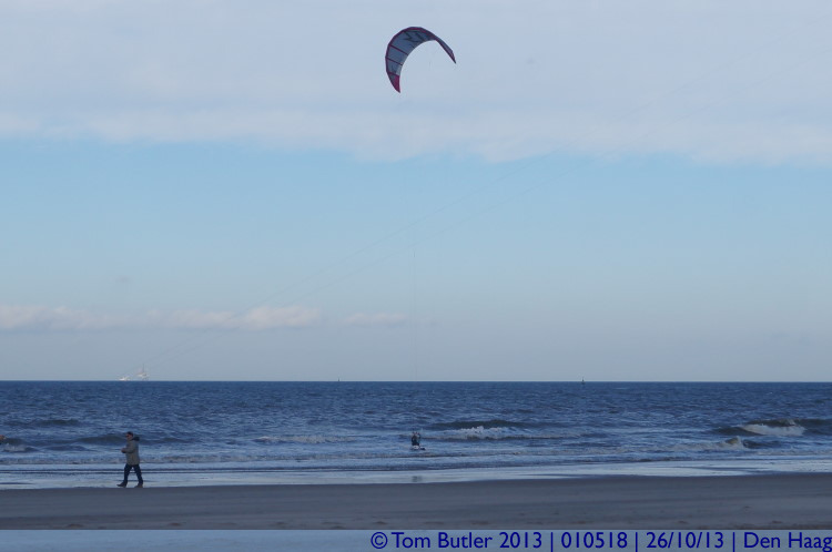 Photo ID: 010518, A kite surfer sets off, Den Haag, Netherlands