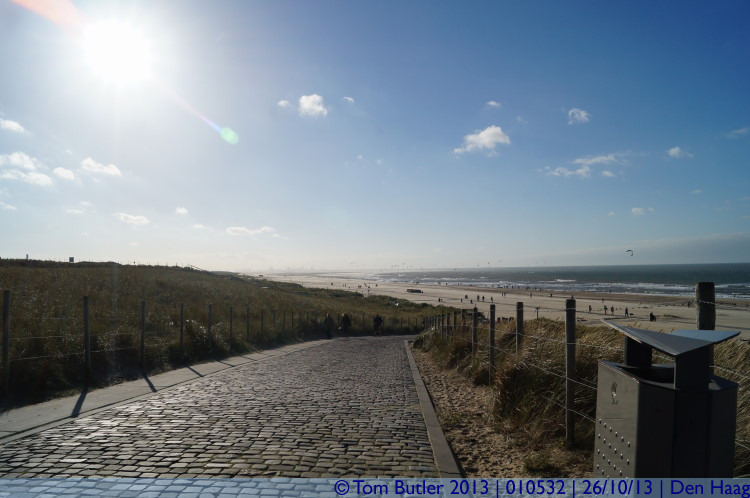 Photo ID: 010532, Heading down to the beach at Kijkduin, Den Haag, Netherlands