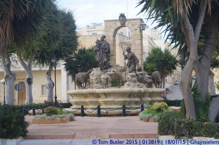 Photo ID: 013819, Fountain in the centre of town, Ghajnsielem, Malta
