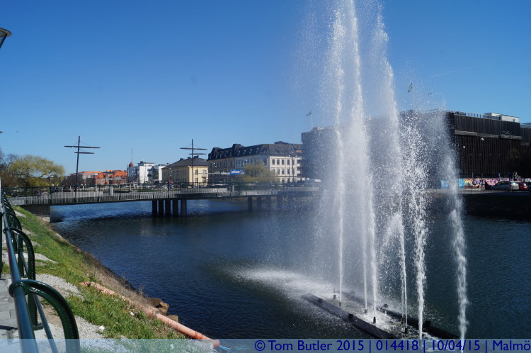 Photo ID: 014418, Fountains by Raoul Wallenbergs Park, Malm, Sweden