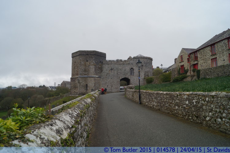 Photo ID: 014578, Gatehouse, St Davids, Wales