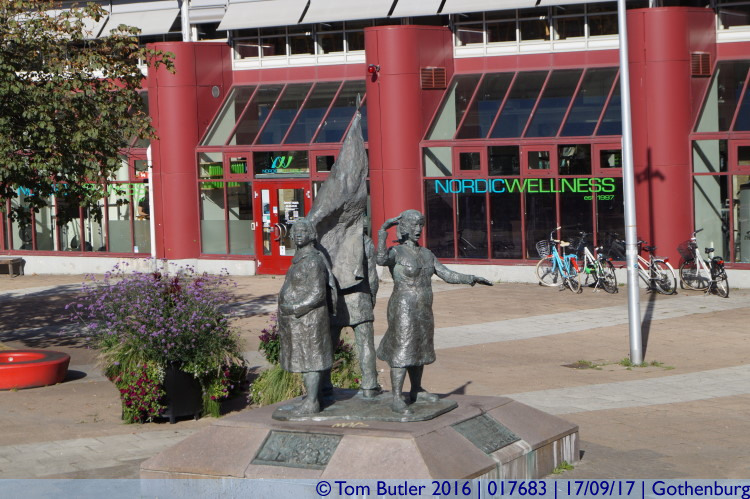 Photo ID: 017683, Statue in Jrntorget, Gothenburg, Sweden