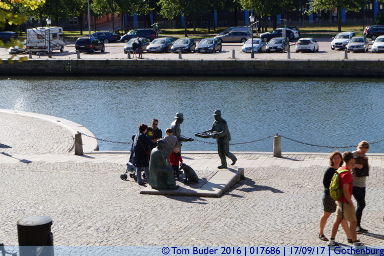 Photo ID: 017686, Fish sellers statue, Gothenburg, Sweden