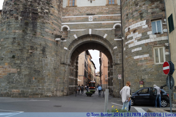 Photo ID: 017878, Looking through the gate, Lucca, Italy