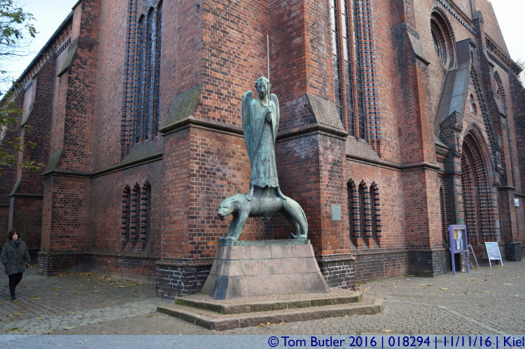 Photo ID: 018294, Statue by the church, Kiel, Germany