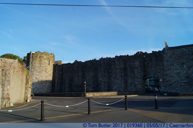 Photo ID: 019360, Approaching the walls, Caernarfon, Wales