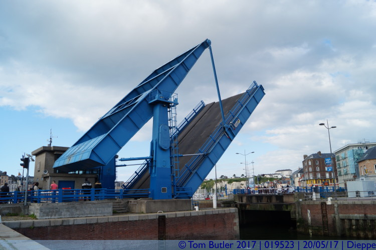Photo ID: 019523, Bridge closing, Dieppe, France
