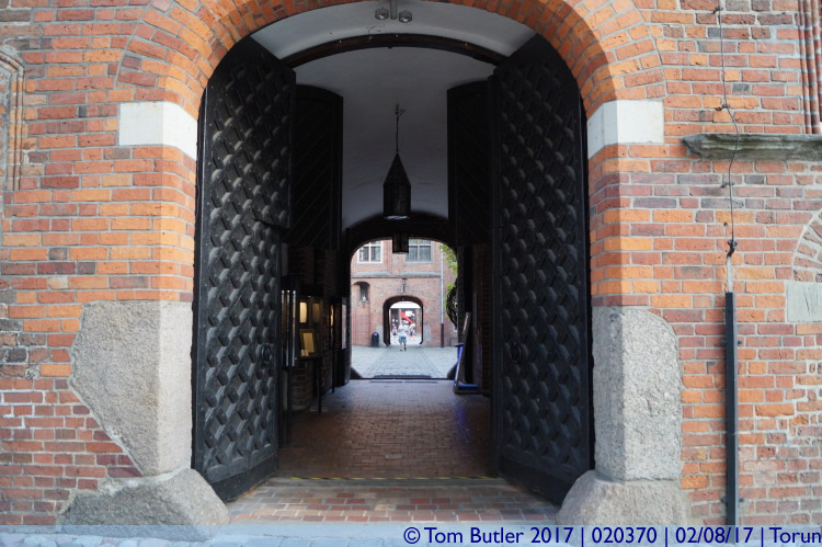 Photo ID: 020370, Into the town hall, Torun, Poland