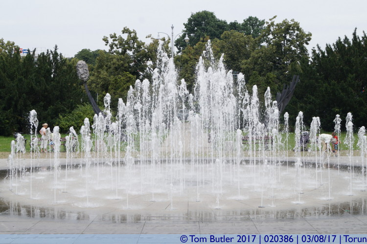 Photo ID: 020386, Fountain in daylight, Torun, Poland