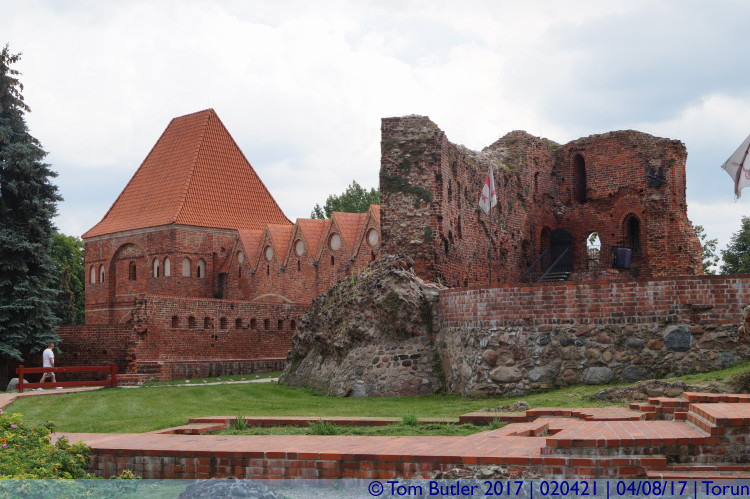 Photo ID: 020421, Approaching the castle, Torun, Poland