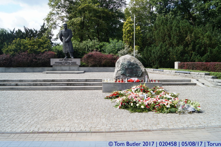 Photo ID: 020458, Resistance monument, Torun, Poland