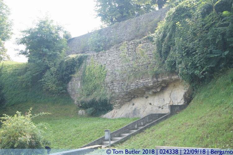 Photo ID: 024338, Cliff and wall, Bergamo, Italy