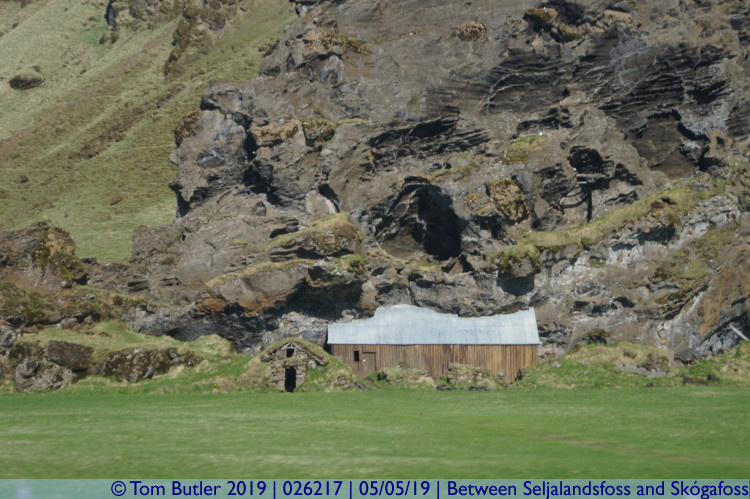 Photo ID: 026217, House in the cliffs, Between Seljalandsfoss and Skgafoss, Iceland