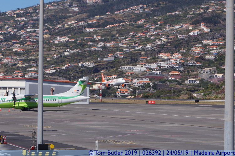 Photo ID: 026392, Final Approach, Madeira Airport, Portugal