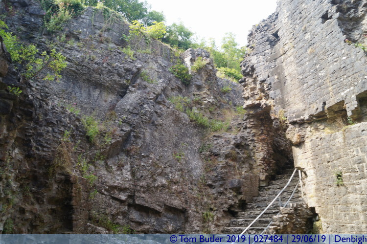Photo ID: 027484, Walls and cliffs, Denbigh, Wales