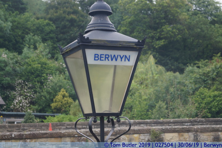 Photo ID: 027504, Lamps, Berwyn, Wales