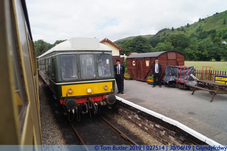 Photo ID: 027514, Passing trains, Glyndyfrdwy, Wales
