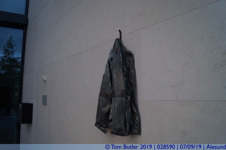 Photo ID: 028590, Sculpture of a lost jacket, lesund, Norway