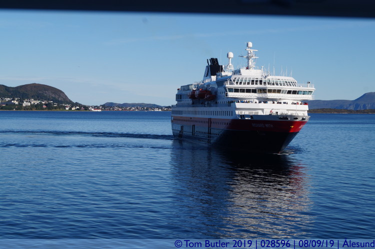 Photo ID: 028596, Heading for the hotel, lesund, Norway