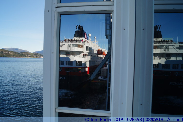 Photo ID: 028598, Reflections, lesund, Norway