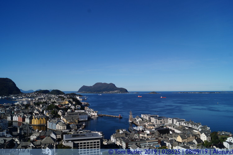 Photo ID: 028625, Northern side of the city, lesund, Norway
