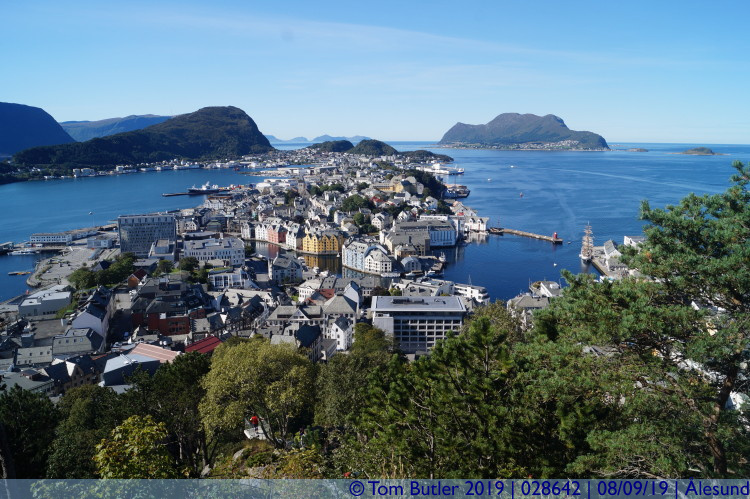 Photo ID: 028642, Looking down on the city, lesund, Norway