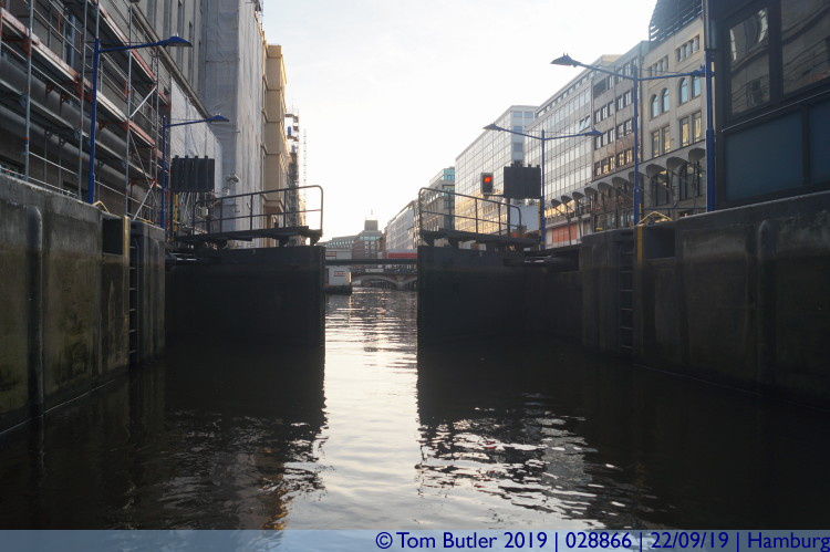 Photo ID: 028866, Door closing, Hamburg, Germany