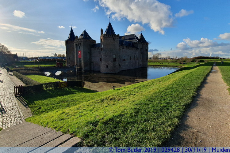 Photo ID: 029428, Castle moat and dyke, Muiden, Netherlands