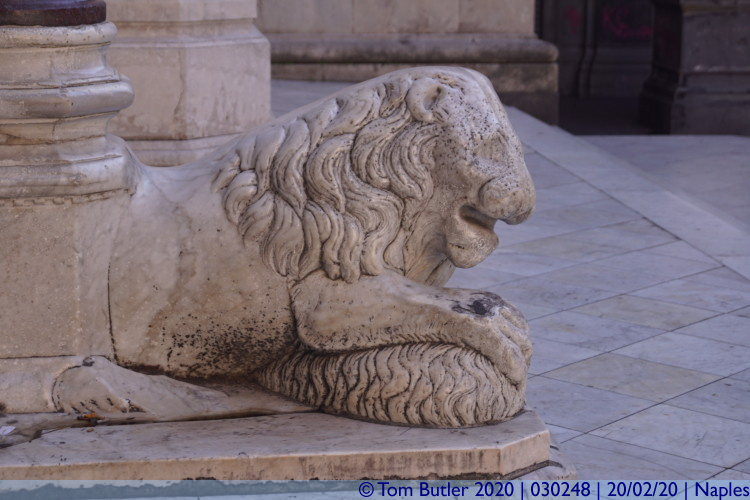 Photo ID: 030248, Worn down lion, Naples, Italy