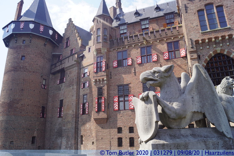 Photo ID: 031279, Griffin and castle, Haarzuilens, Netherlands