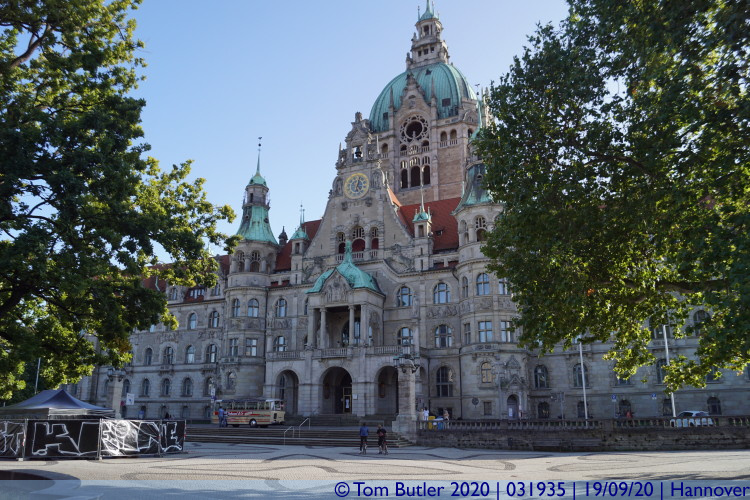 Photo ID: 031935, By the New Town Hall, Hannover, Germany