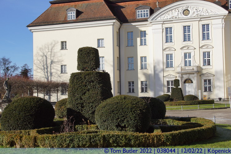Photo ID: 038044, Hedges in front of the Palace, Kpenick, Germany