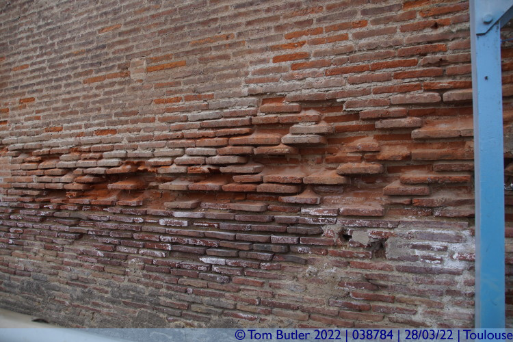 Photo ID: 038784, Brick washed away by centuries of floods, Toulouse, France