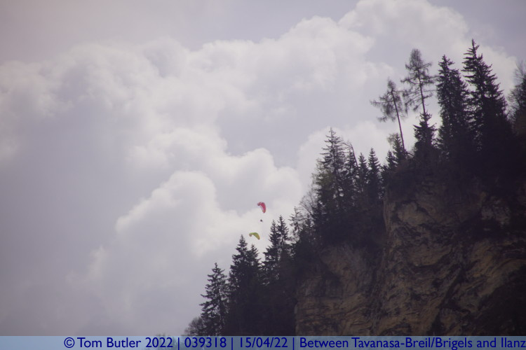 Photo ID: 039318, Paragliders, Between Tavanasa-Breil/Brigels and Ilanz, Switzerland