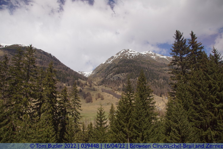 Photo ID: 039448, Looking towards the mountains, Between Cinuos-chel-Brail and Zernez, Switzerland