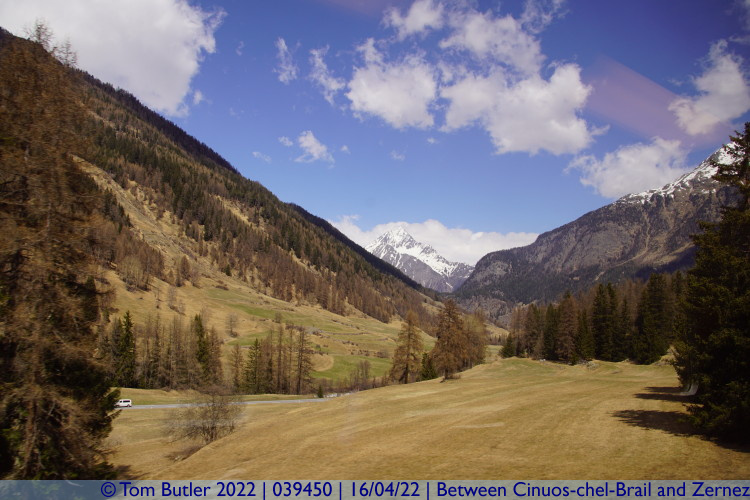 Photo ID: 039450, Peaks in the distance, Between Cinuos-chel-Brail and Zernez, Switzerland