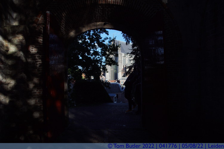 Photo ID: 041776, View through the castle door, Leiden, Netherlands