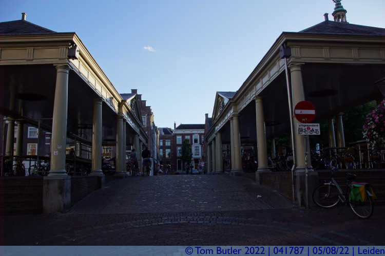 Photo ID: 041787, Looking across Koornbrug, Leiden, Netherlands