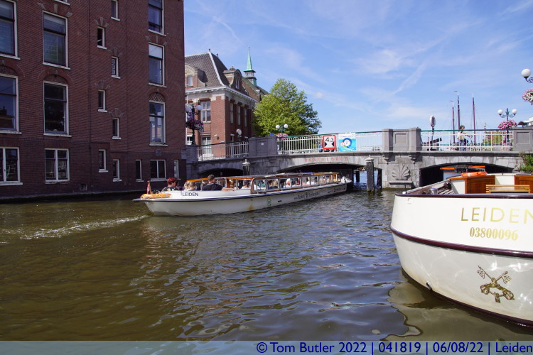 Photo ID: 041819, Passing canal boat, Leiden, Netherlands