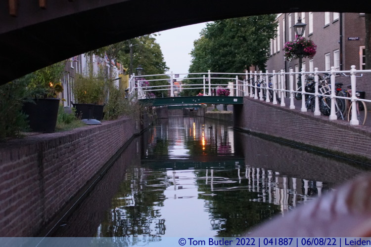 Photo ID: 041887, Turning down the Groenhazengracht , Leiden, Netherlands